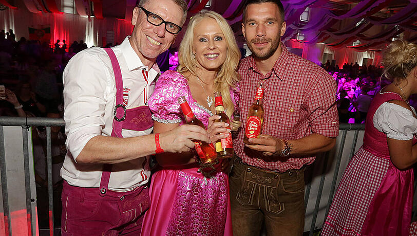 In Pink auf der "Kölsche Wiesn": 1.FC-Köln-Trainer Peter Stöger mit seiner Lebensgefährtin Ulrike Kriegler und Lukas Podolski. In Pink auf der "Kölsche Wiesn": 1.FC-Köln-Trainer Peter Stöger mit seiner Lebensgefährtin Ulrike Kriegler und Lukas Podolski.
