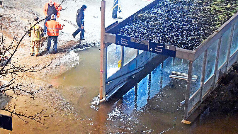 Nach Angaben des Landratsamtes war bei Bauarbeiten die Hauptwasserleitung im Ort beschädigt worden. Mehrere Keller und Tiefgaragen liefen voll, auch die Unterführung am S-Bahnhof war betroffen.