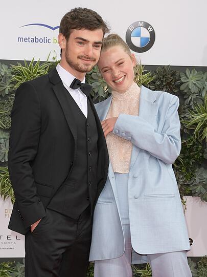 Die Schauspieler Aaron Hilmer und Luda Wedler