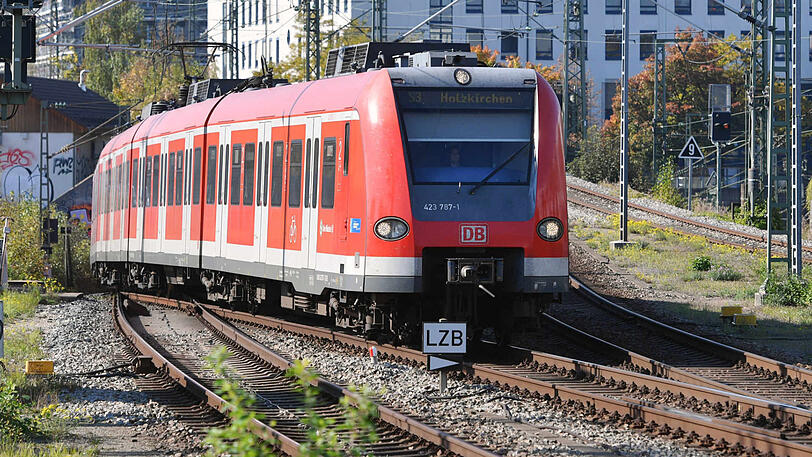 In Gauting ist in der Nähe des Bahnhofs ein 79-jähriger Mann von einer S-Bahn erfasst worden. (Symbolbild)
