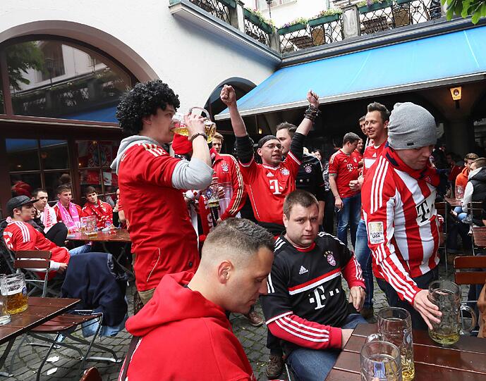 Fans lassen es beim Champions-League-Finale des FC Bayern gegen Dortmund rund um den Marienplatz krachen. Die Bilder