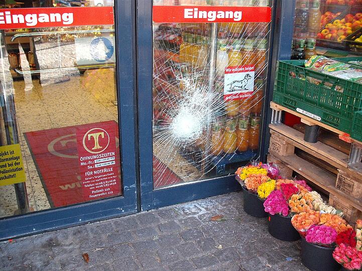 Die demolierte Eingangstür zum Tengelmann in der Rosenheimer Straße. Eigentlich stehen die Öffnungszeiten gut lesbar drauf. Von Öffungszeiten am 2. Weihnachtsfeiertag ist nichts zu lesen.