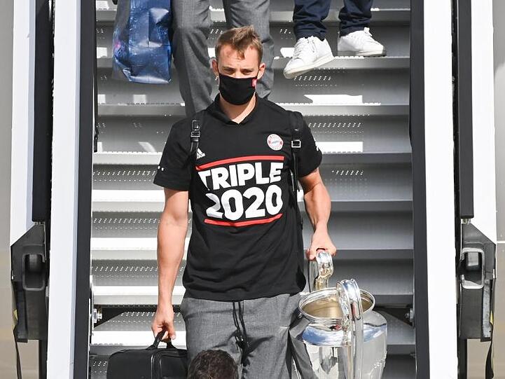 Die Mannschaft des FC Bayern München kommt nach ihrem Sieg in der Champions League auf dem Münchner Flughafen an. Foto: Peter Kneffel/dpa Pool/dpa