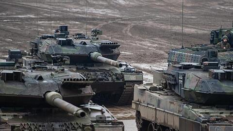 Kampfpanzer vom Typ Leopard 2A6 und ein Schützenpanzer vom Typ Puma. Die deutschen Kriegswaffenexporte sind im vergangenen Jahr um 43 Prozent gestiegen.