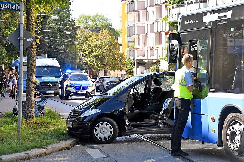 Der schwerer verletzte Mercedes-Fahrer, der leicht verletzte Busfahrer und zwei leicht verletzte Insassen des  Busses kamen ins Krankenhaus.