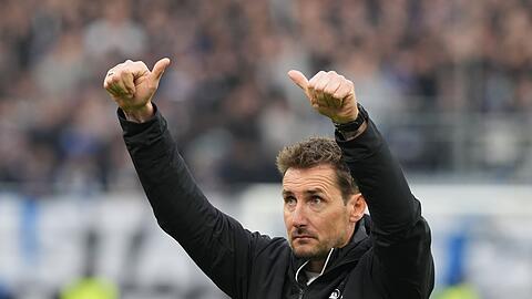 Daumen hoch: Miroslav Klose darf das 1:1 in Hamburg als weiteren Fortschritt verbuchen.