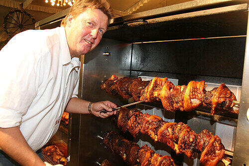 Liebermann-Wirt Fritz Stahlmann grillt schon mal die Haxn.