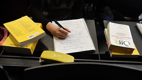 Wer Jura studieren will, muss bereit sein zu b&uuml;ffeln. (Symbolbild)