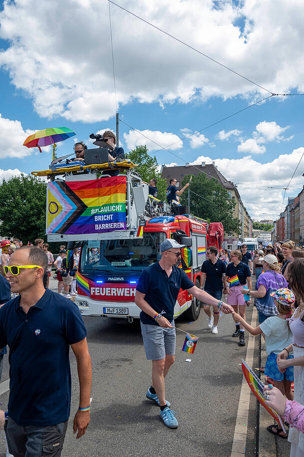 Die Polit-Parade durch die Stadt zieht jedes Jahr mehrere Hunderttausend Menschen an. Die Polit-Parade durch die Stadt zieht jedes Jahr mehrere Hunderttausend Menschen an.