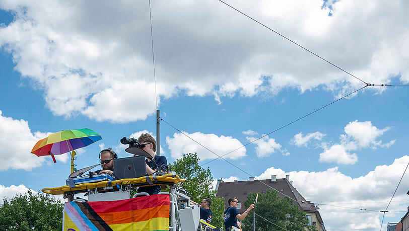 Die Polit-Parade durch die Stadt zieht jedes Jahr mehrere Hunderttausend Menschen an. Die Polit-Parade durch die Stadt zieht jedes Jahr mehrere Hunderttausend Menschen an.