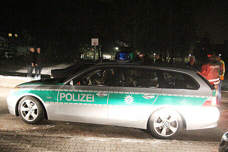 Kräfte des Spezialeinsatzkommandos SEK stürmen gegen 21.45 Uhr die Wohnung eines als gewalttätig bekannten Waldkraiburgers. Mit einer Waffe hatte der 30-Jährige am Mittwochnachmittag seine 34-jährige Lebensgefährtin angegriffen und bedroht. Die Frau war auf die Straße geflüchtet und hatte die Polizei verständigt. Sie wurde leicht verletzt.