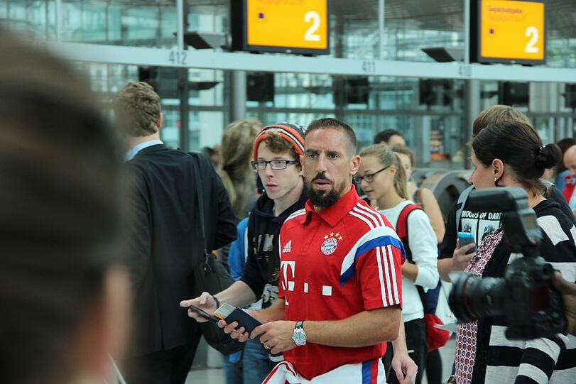Bilder vom Flughafen München: Der FC Bayern vor dem Abflug in die USA.