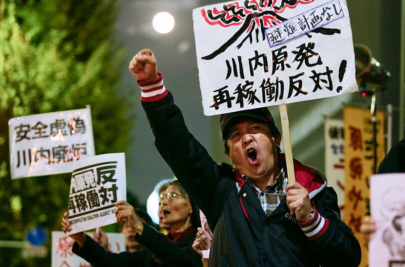 Auf den Straße bekunden Bürger ihren Unmut über das Wiederanfahren des Kraftwerks Sendai in der Provinz Kagoshima.