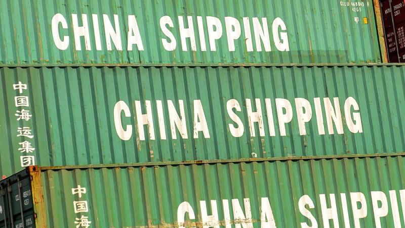 Container mit der Aufschrift "China Shipping", stehen im Hafen. Trotz der globalen Corona-Krise hat sich Chinas Außenhandel überraschend gut erholt. Container mit der Aufschrift "China Shipping", stehen im Hafen. Trotz der globalen Corona-Krise hat sich Chinas Außenhandel überraschend gut erholt.