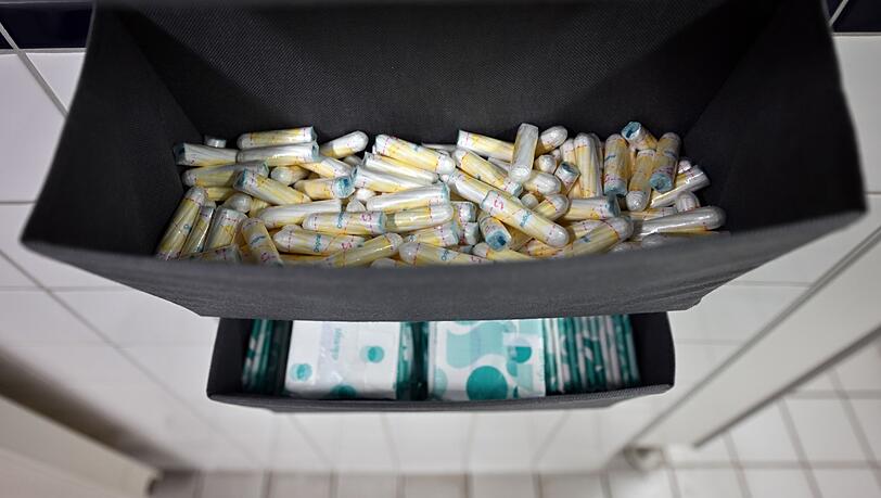 In Schottland gibt es das bereits, jetzt auch in München: Wer sich Damenbinden und Tampons nicht leisten kann, bekommt sie in der Schule kostenlos. (Archiv)
