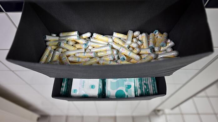 In Schottland gibt es das bereits, jetzt auch in München: Wer sich Damenbinden und Tampons nicht leisten kann, bekommt sie in der Schule kostenlos. (Archiv)