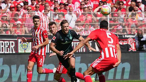 Werder Bremens Niclas Füllkrug (M) versucht sich gegen die Unioner Diogo Leite, Robin Knoche und Danilho Doekhi durchzusetzen.