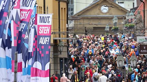Zahlreiche Menschen sind in der W&uuml;rzburger Innenstadt unterwegs.