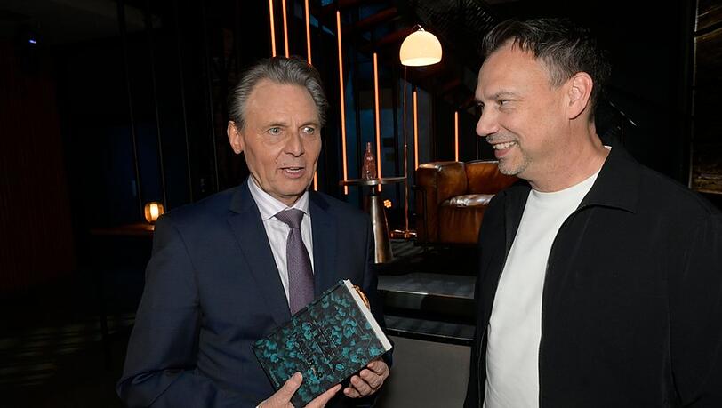 Sebastian Fitzek (r.) trifft bei "GZSZ" bei einer geheimnisvollen Lesung auf Jo Gerner (Wolfgang Bahro). Sebastian Fitzek (r.) trifft bei "GZSZ" bei einer geheimnisvollen Lesung auf Jo Gerner (Wolfgang Bahro).