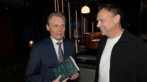 Sebastian Fitzek (r.) trifft bei "GZSZ" bei einer geheimnisvollen Lesung auf Jo Gerner (Wolfgang Bahro).