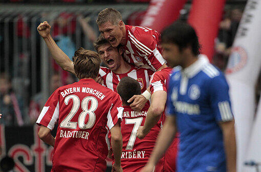 Jubel über vier Tore gegen Schalke 04: Bayern ist wieder auf Platz drei der Tabelle.