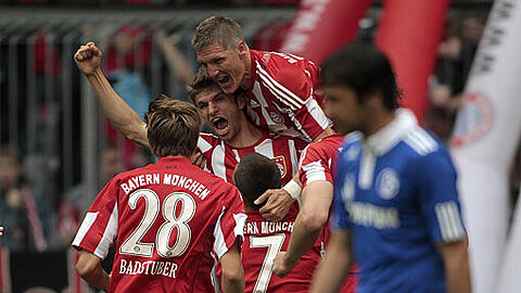 Jubel über vier Tore gegen Schalke 04: Bayern ist wieder auf Platz drei der Tabelle.