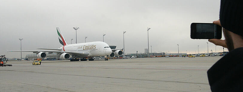 Die Emirates-Maschine landete am Mittag von Dubai kommend bei diesigem Wetter auf dem Münchner Airport. Bilder vom A380 in München