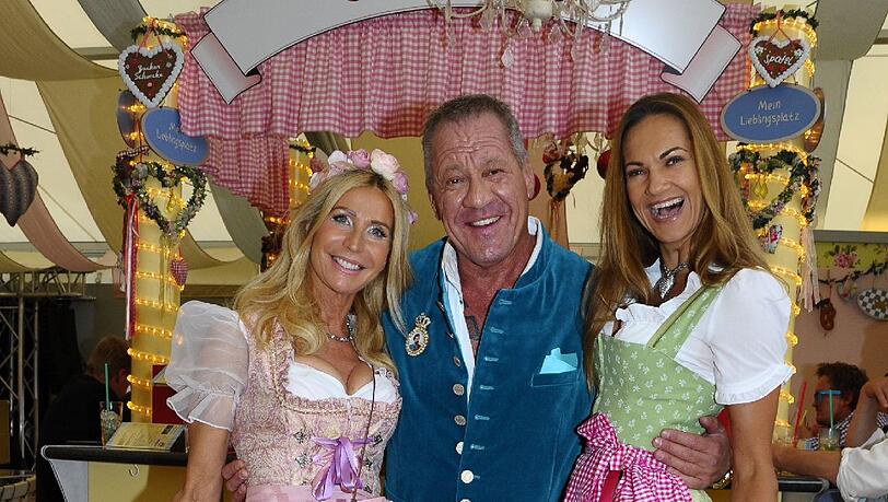 Katharina Wiemes (Wiesnwirtin zum Mohrenkopf) mit Hugo Bachmaier und Tanja Winkler. Katharina Wiemes (Wiesnwirtin zum Mohrenkopf) mit Hugo Bachmaier und Tanja Winkler.