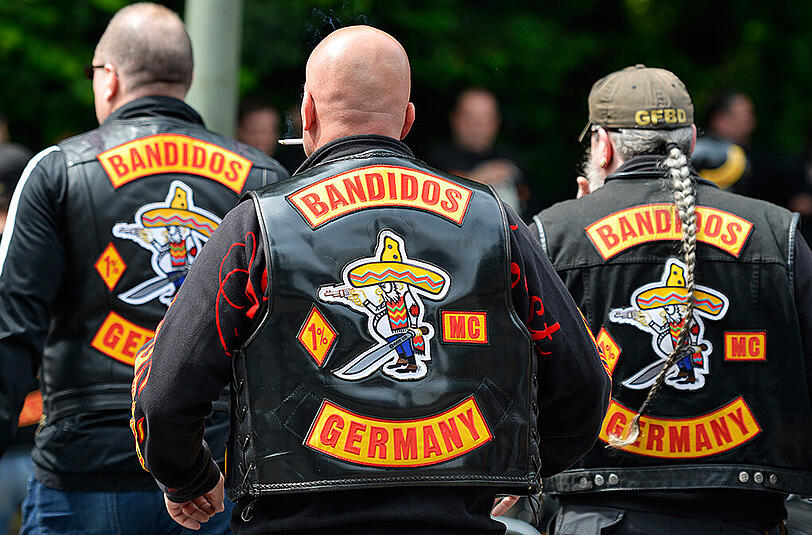 Das Tragen von Gang-Symbolen auf Kutten ist schon untersagt - jetzt soll gegen die Waffen-Arsenale der Rockerbanden vorgegangen werden.
