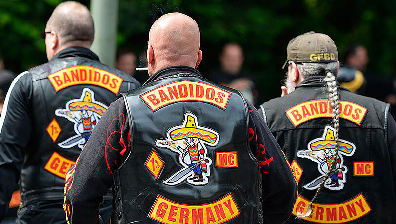 Das Tragen von Gang-Symbolen auf Kutten ist schon untersagt - jetzt soll gegen die Waffen-Arsenale der Rockerbanden vorgegangen werden. Das Tragen von Gang-Symbolen auf Kutten ist schon untersagt - jetzt soll gegen die Waffen-Arsenale der Rockerbanden vorgegangen werden.