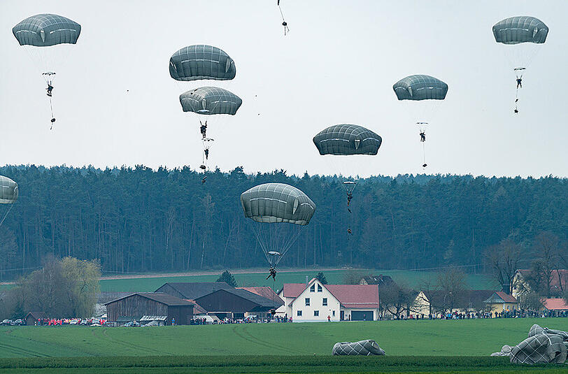 Bilder von der Fallschirmspringer-Übung in der Oberpfalz.