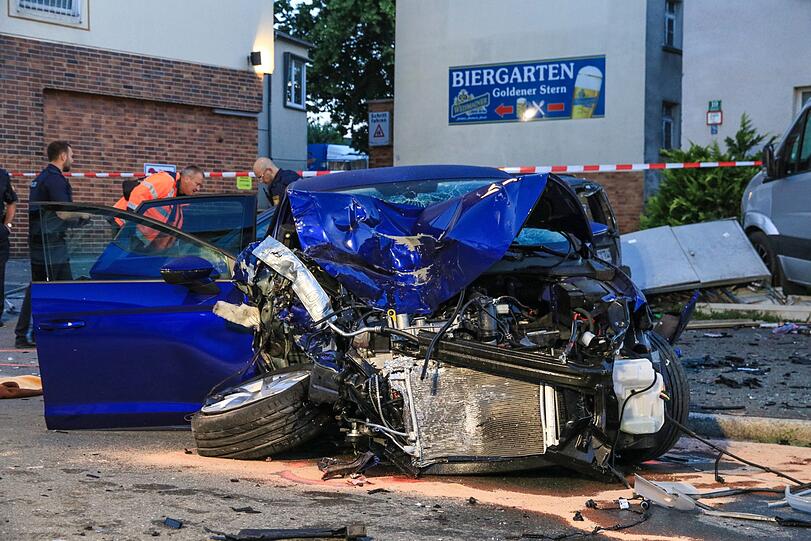 Spektakuläre Szenen im Landkreis Coburg: Ein 19-Jähriger will sich einer Polizeikontrolle entziehen und hinterlässt eine Spur der Verwüstung - die Bilder vom Einsatz.