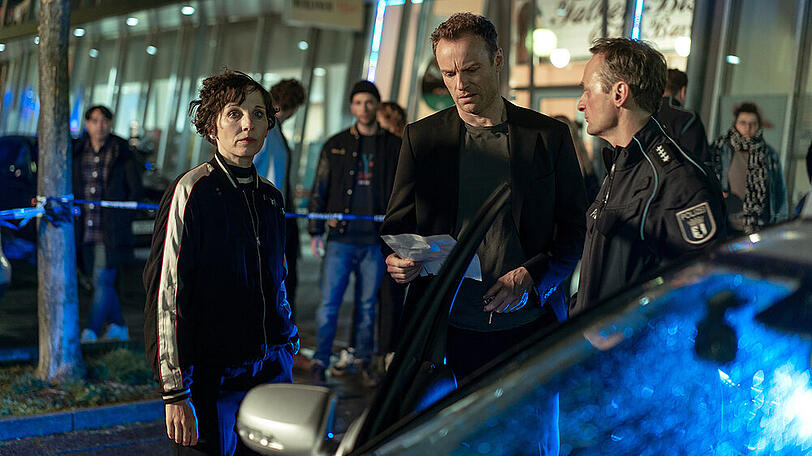 "Tatort: Das Leben nach dem Tod": Als sich Richter Gerd Böhnke im Supermarkt verschanzt, will Nina Rubin (Meret Becker) ihren Kollegen Karow (Mark Waschke) überzeugen, dort hineinzugehen