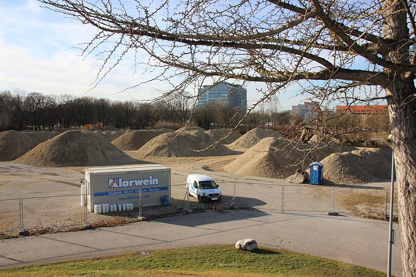 Erdhügel türmen sich auf dem Gelände des früheren Radstadions.