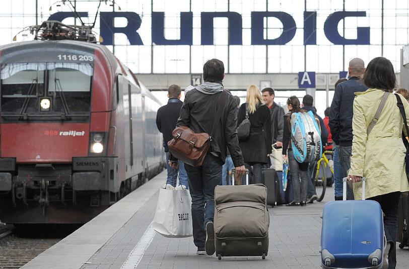 Am Hauptbahnhof M&uuml;nchen hat ein Gleis-Schubser eine Bahnangestellte auf die Gleise gesto&szlig;en. Ein tragischer Unfall konnte nur knapp verhindert werden.