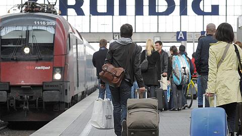 Am Gleis 11 trafen die Bundespolizisten auf die Streithähne (Symbolbild). Am Gleis 11 trafen die Bundespolizisten auf die Streithähne (Symbolbild).