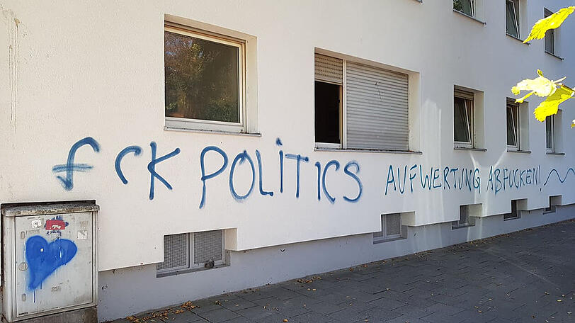 Wüste Beschimpfungen und Angst vor Gentrifizierung: In Giesing haben am 14. Oktober 2018 rund 30 Vandalen ihren Unmut an Häuser in der Aignerstraße, Alpenrosenstraße und am Alpenplatz geschmiert.