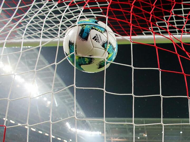 Ein Ball fliegt ins Tornetz. Foto: Jan Woitas/dpa-Zentralbild/dpa/Symbolbild