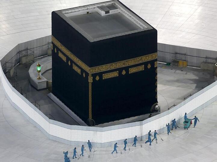 Arbeiter desinfizieren den Boden um die Kaaba, das quaderförmige Gebäude in der Großen Moschee.
