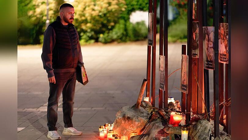 "Tatort: Fackel": Hamza Kulina (Edin Hasanovic) steht vor dem Mahnmal, das an die Opfer des fiktiven Hochhausbrandes in Frankfurt am Main erinnert. "Tatort: Fackel": Hamza Kulina (Edin Hasanovic) steht vor dem Mahnmal, das an die Opfer des fiktiven Hochhausbrandes in Frankfurt am Main erinnert.