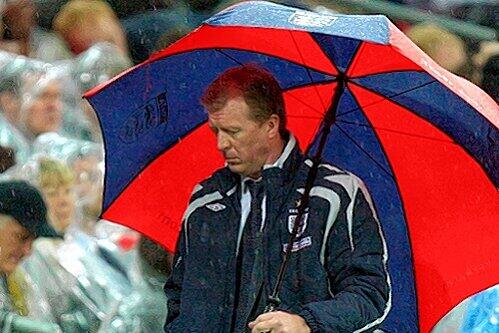 Noch hat er einen (Schutz-)Schirm. Aber wie lange der noch hält, ist völlig offen: Wolfsburgs Trainer Steve McClaren.
