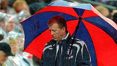 Noch hat er einen (Schutz-)Schirm. Aber wie lange der noch hält, ist völlig offen: Wolfsburgs Trainer Steve McClaren.