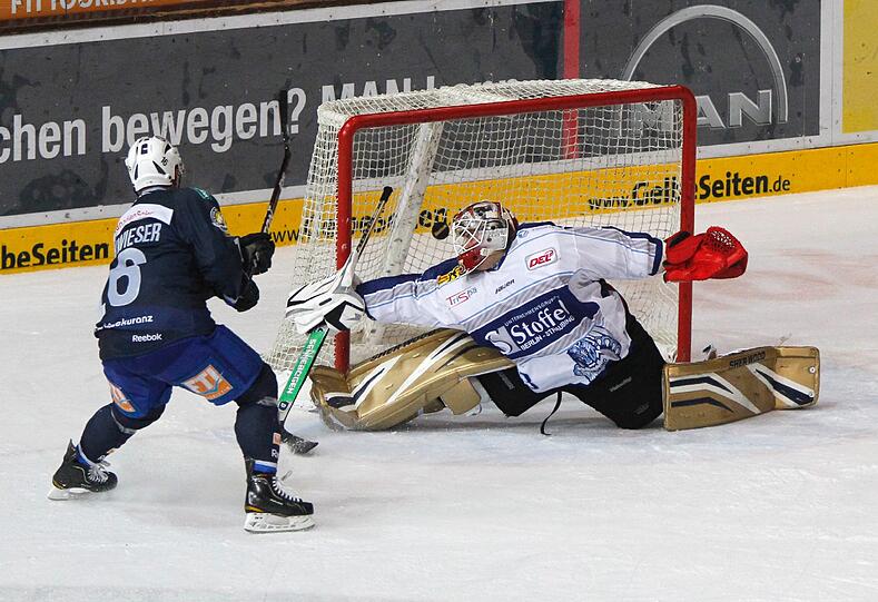 Die Szene des Spiels: EHC-Torjäger Martin Buchwieser versenkt den entscheidenden Penalty.