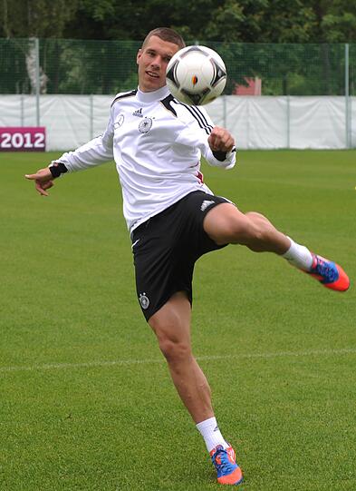 Konzentration in Danzig: Beim Training der Nationalelf zwei Tage vor dem EM-Auftaktspiel stehen mit Lahm und Khedira wieder alle 23 Spieler auf dem Platz.