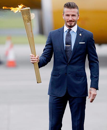 Beckham, David: Der Glamour-Boy wurde nicht für das britische Olympia-Fußball-Team nominiert, daraufhin verkündete der 37-Jährige, dass er nicht für die Entzündung des Olympischen Feuers parat stehe. Immerhin ein Beckham wird wohl dabei sein. Davids Frau Victoria. Posh Spice soll als Mitglied der reunierten Spice Girls bei der Abschlussfeier singen.