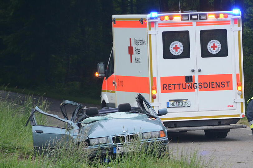 Drei Jugendliche kommen am Sonntagabend mit ihrem BMW in einem Waldstück von der Straße ab und überschlagen sich. Die Bilder vom Unfallort.