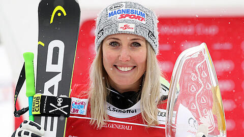 Die Österreicherin Cornelia Hütter freut sich über ihren Sieg auf dem Podium.