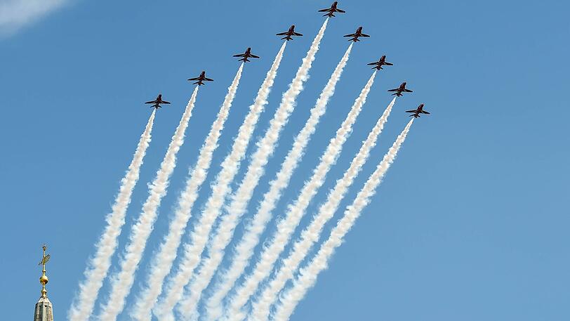 Die Royal Air Force liefert ein feierliches Spektakel am Himmel für die Queen.