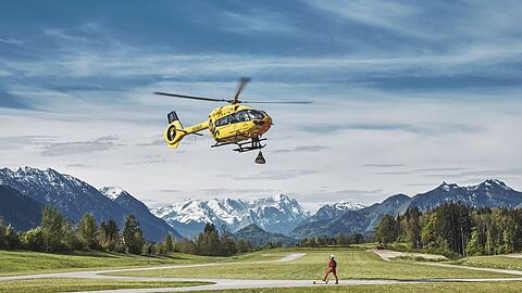 Bei der Suche nach dem Vermissten kam auch ein Rettungshubschrauber zum Einsatz. (Symbolbild)