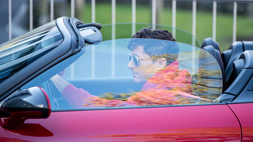 Lässig mit Sonnenbrille und offenem Verdeck: Robert Lewandowski.